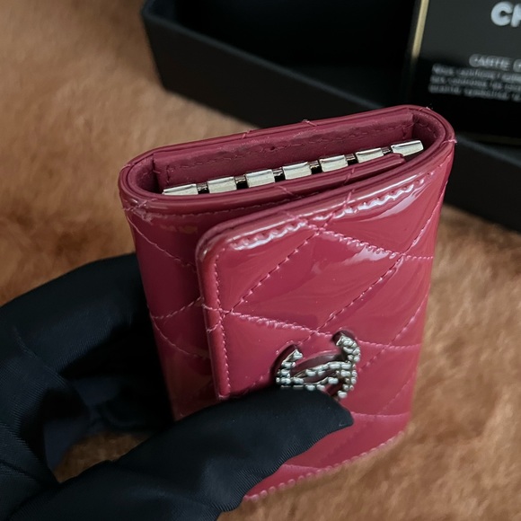 Auth Chanel Dark Pink Patent Quilted 6 Ring Key Holder - Great Condition - Picture 8 of 13